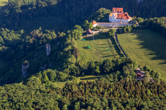 Schloss Bronnen in Fridingen an der Donau im Bundesland Baden-Württemberg, Deutschland aus der Luft