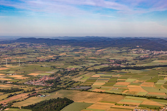 Südpfalz Panorama Erlenbachtal in Winden im Bundesland Rheinland-Pfalz, Deutschland