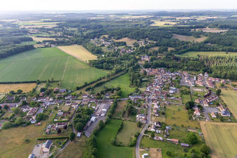 Luftbild von Semur-en-Vallon im Bundesland Sarthe, Frankreich