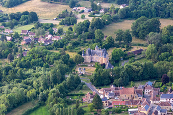 Château de Semur-en-Vallon im Bundesland Sarthe, Frankreich