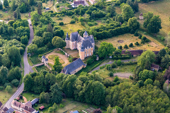Château de Semur-en-Vallon in der Sarthe, Frankreich