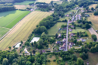 Luftaufnahme von Semur-en-Vallon im Bundesland Sarthe, Frankreich