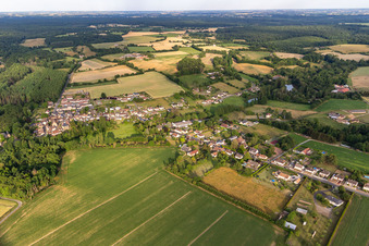 Schrägluftbild von Semur-en-Vallon im Bundesland Sarthe, Frankreich