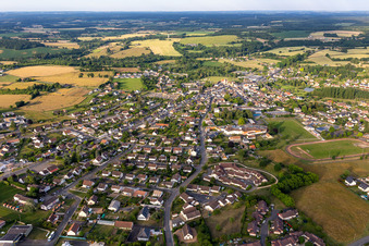 Luftaufnahme von Bouloire im Bundesland Sarthe, Frankreich
