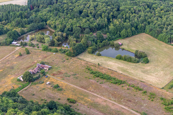 Schrägluftbild von Dollon im Bundesland Sarthe, Frankreich