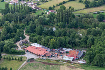 Schrägluftbild von Train touristique et Muséotrain de Semur-en-Vallon, en Sarthe, Frankreich