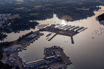 Luftaufnahme von Marina -  Port de Plaisance in Loctudy im Bundesland Finistère, Frankreich