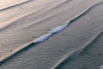 Wellensurfer vor dem Plage de Tronoën in Saint-Jean-Trolimon im Bundesland Finistère, Frankreich