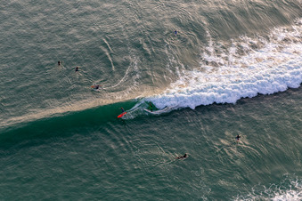 Wellensurfer vor dem Plage de Tronoën/Bretagne in Saint-Jean-Trolimon im Bundesland Finistère, Frankreich