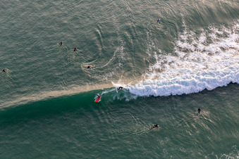 Wellensurfer vor dem Plage de Tronoën in Saint-Jean-Trolimon im Bundesland Finistère, Frankreich aus der Luft