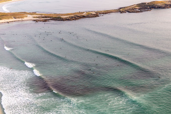 Wellensurfer vor dem Plage la Torche-Tronoën in Saint-Jean-Trolimon im Bundesland Finistère, Frankreich