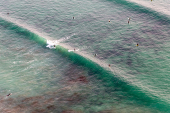 Luftbild von Wellensurfer vor dem Plage la Torche-Tronoën in Saint-Jean-Trolimon im Bundesland Finistère, Frankreich