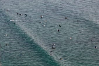 Wellensurfer vor dem Plage la Torche-Tronoën in Plomeur im Bundesland Finistère, Frankreich