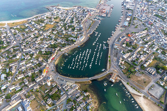 Drohnenbild von Hafen von Guilvine in Treffiagat im Bundesland Finistère, Frankreich