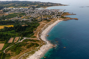 Luftaufnahme von Plage de Kersauz in Treffiagat im Bundesland Finistère, Frankreich