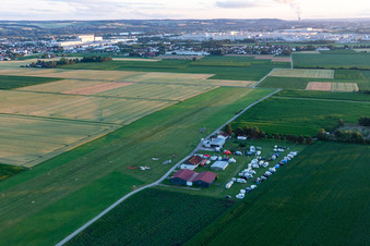 Flugplatz Dingolfing im Ortsteil Höll im Bundesland Bayern, Deutschland von oben gesehen