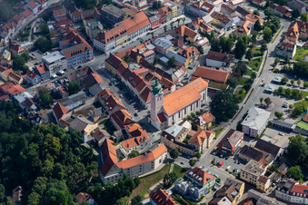 Luftbild von Oberer Stadtpl. mit Stadtpfarrkirche Mariä Himmelfahrt im Ortsteil Zanklau in Landau an der Isar im Bundesland Bayern, Deutschland