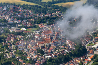 Luftbild von Oberer Stadtpl. mit Stadtpfarrkirche Mariä Himmelfahrt in Landau an der Isar im Ortsteil Zanklau im Bundesland Bayern, Deutschland