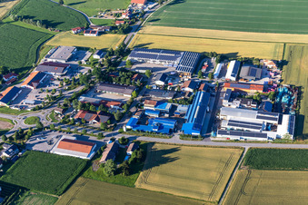 Luftbild von Gewerbegebiet Schreinerstraße mit Voggenreiter GmbH und Lohr GmbH im Ortsteil Niederreisbach in Reisbach im Bundesland Bayern, Deutschland