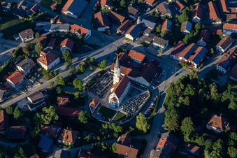 Luftbild von Pfarrkirche St. Johannes d. Täufer in Ruhstorf in Simbach im Bundesland Bayern, Deutschland