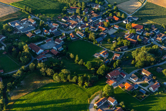 Luftbild von Dorfansicht aus Südwesten im Ortsteil Schmiedorf in Roßbach im Bundesland Bayern, Deutschland