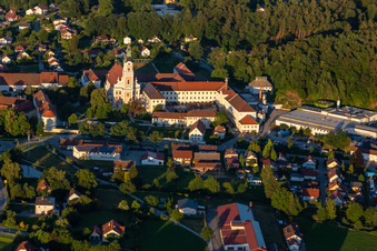 Die ehemalige Abteikirche Maria Himmelfahrt und  Klosterhof Aldersbach mit  Aldersbacher Bräustüberl im Ortsteil Sankt Peter im Bundesland Bayern, Deutschland