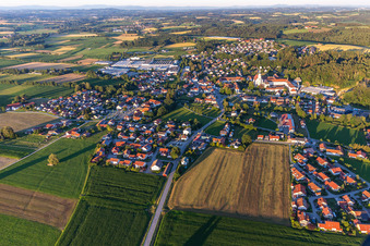 Schrägluftbild von Ortsteil Sankt Peter in Aldersbach im Bundesland Bayern, Deutschland
