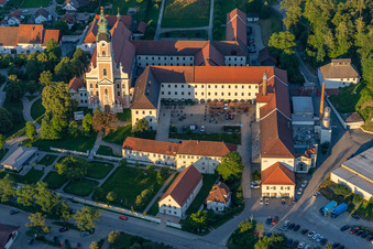Luftbild von Die ehemalige Abteikirche Maria Himmelfahrt und  Klosterhof Aldersbach mit  Aldersbacher Bräustüberl im Ortsteil Sankt Peter im Bundesland Bayern, Deutschland