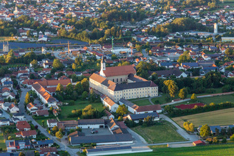 Luftbild von Asambasilika Altenmarkt in Osterhofen im Bundesland Bayern, Deutschland