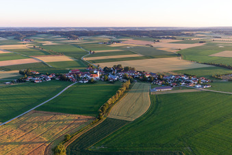 Luftbild von Ortsteil Kirchdorf bei Osterhofen im Bundesland Bayern, Deutschland