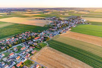 Hauptstraße von Nordosten in Buchhofen im Bundesland Bayern, Deutschland