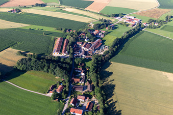 Luftbild von Ortsteil Neuhausen in Aham im Bundesland Bayern, Deutschland