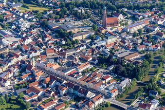 Stadtplatz und Stadtpfarrkirche Mariä Himmelfahrt in Vilsbiburg im Bundesland Bayern, Deutschland