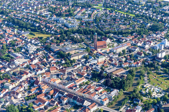 Luftbild von Stadtplatz und Stadtpfarrkirche Mariä Himmelfahrt in Vilsbiburg im Bundesland Bayern, Deutschland