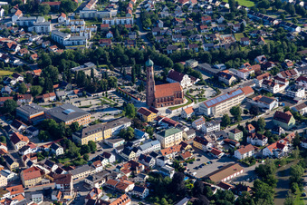 Luftbild von Stadtpfarrkirche Mariä Himmelfahrt und Mittelschule in Vilsbiburg im Bundesland Bayern, Deutschland