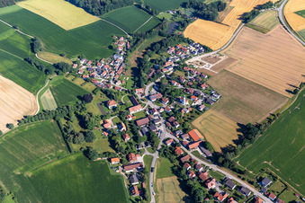 Dorfmitte mit St. Stephanus Kirche im Ortsteil Weihenstephan in Hohenthann im Bundesland Bayern, Deutschland