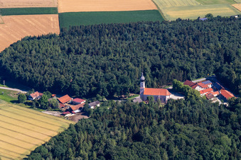 Luftaufnahme von Wallfahrtskirche Hl. Dreifaltigkeit - Moosthenning im Ortsteil Rimbach im Bundesland Bayern, Deutschland