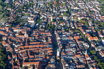 Luftaufnahme von Historische Altstadt mit Stadtturm Straubing auf dem Theresienplatz im Bundesland Bayern, Deutschland
