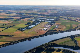 Luftbild von Flugplatz Straubing-Wallmühle in Atting im Bundesland Bayern, Deutschland