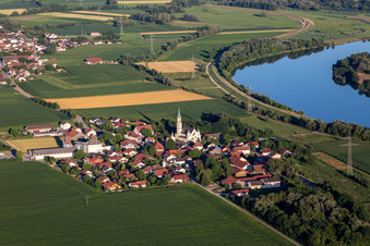 Luftbild von Pfarrkirche Maria Himmelfahrt in Pondorf in Kirchroth im Bundesland Bayern, Deutschland