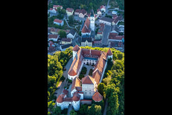 Pro Seniore Schloss Wörth im Ortsteil Hungersdorf in Wörth an der Donau im Bundesland Bayern, Deutschland von oben