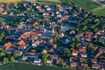 Kirche St. Martin in Dorfmitte im Ortsteil Illkofen in Barbing im Bundesland Bayern, Deutschland