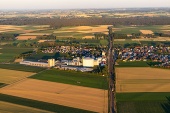 Schrägluftbild von Sünching im Bundesland Bayern, Deutschland