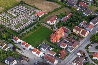 Luftbild von St. Georg im Ortsteil Weichshofen in Mengkofen im Bundesland Bayern, Deutschland