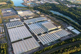 Schrägluftbild von Mercedes-Benz Global Logistics Center auf der Insel Grün in Germersheim im Bundesland Rheinland-Pfalz, Deutschland
