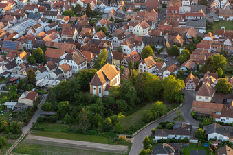 Luftaufnahme von St. Bartholomäus in Zeiskam im Bundesland Rheinland-Pfalz, Deutschland