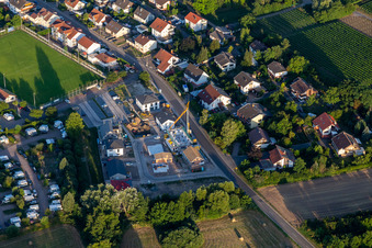 Klingener Straße im Ortsteil Ingenheim in Billigheim-Ingenheim im Bundesland Rheinland-Pfalz, Deutschland