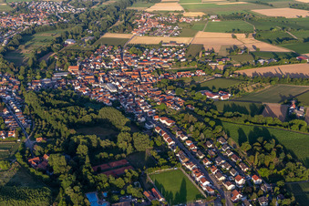 Ortsteil Ingenheim in Billigheim-Ingenheim im Bundesland Rheinland-Pfalz, Deutschland aus der Drohnenperspektive