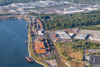 Contargo Wörth-Karlsruhe GmbH im Containerhafen in Wörth am Rhein im Bundesland Rheinland-Pfalz, Deutschland