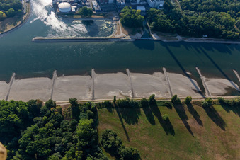 Schrägluftbild von Trockengefallene Buhnen und Sandbänke im Rhein wegen Niedrigwasser im Ortsteil Maximiliansau in Wörth am Rhein im Bundesland Rheinland-Pfalz, Deutschland